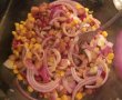 Salata cu porumb, fasole, ceapa rosie si rodie-6