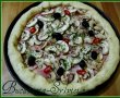 Pizza prosciutto e funghi cu bordura de branza-2