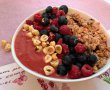 Smoothie bowl cu fructe de padure si banane-4