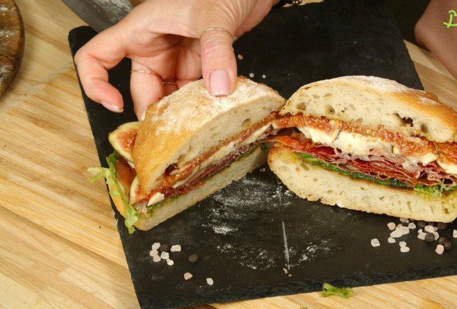 Sandwich cu prosciutto, camembert și smochine - Combinația excelentă de gusturi