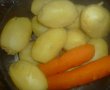 Gulas de vita cu piure pufos de cartofi si morcovi-1