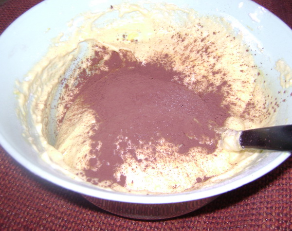 Tort  cu cremă de cacao si gem de căpşune