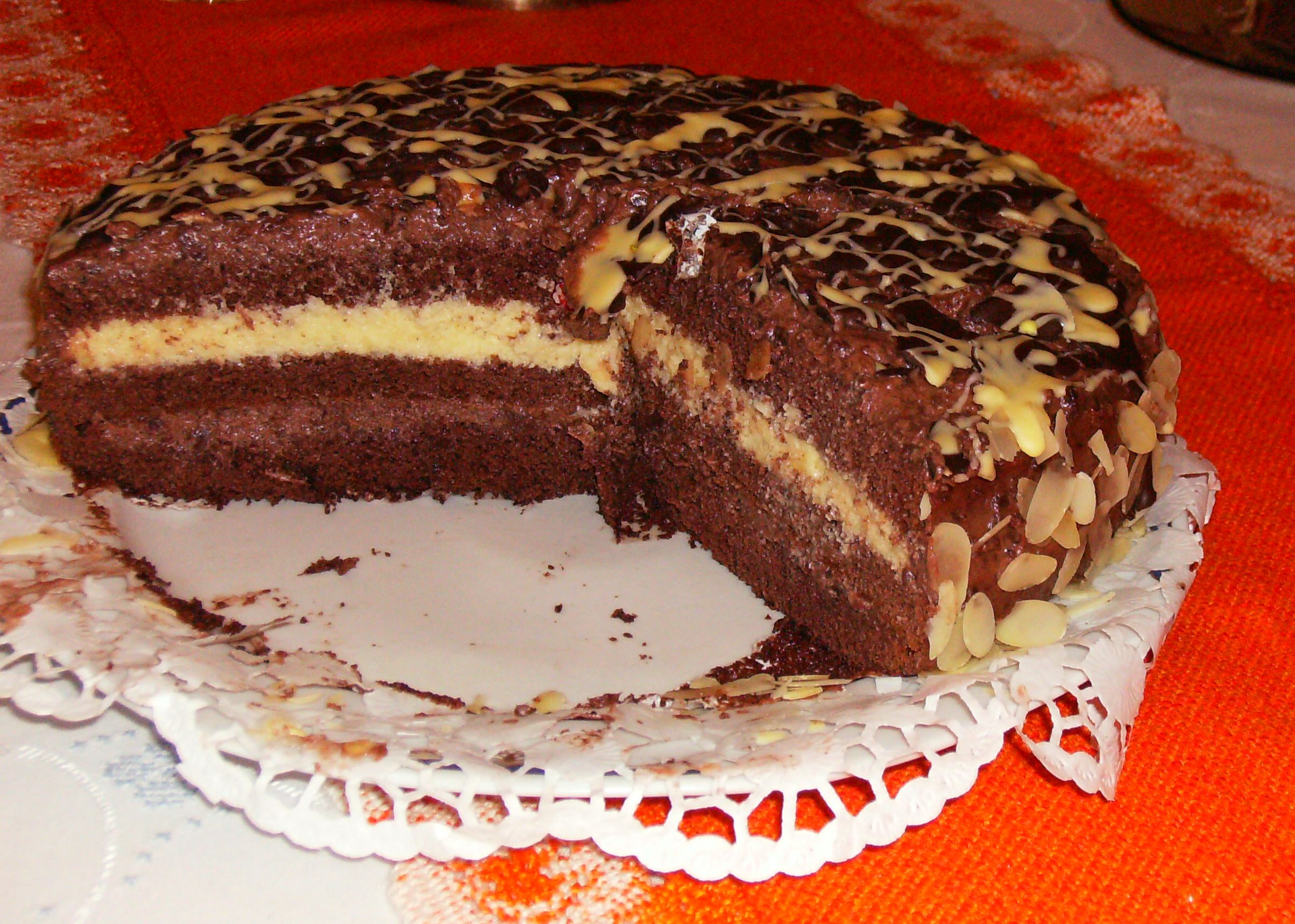 Reteta Tort cu cremă ciocolată şi de vanilie