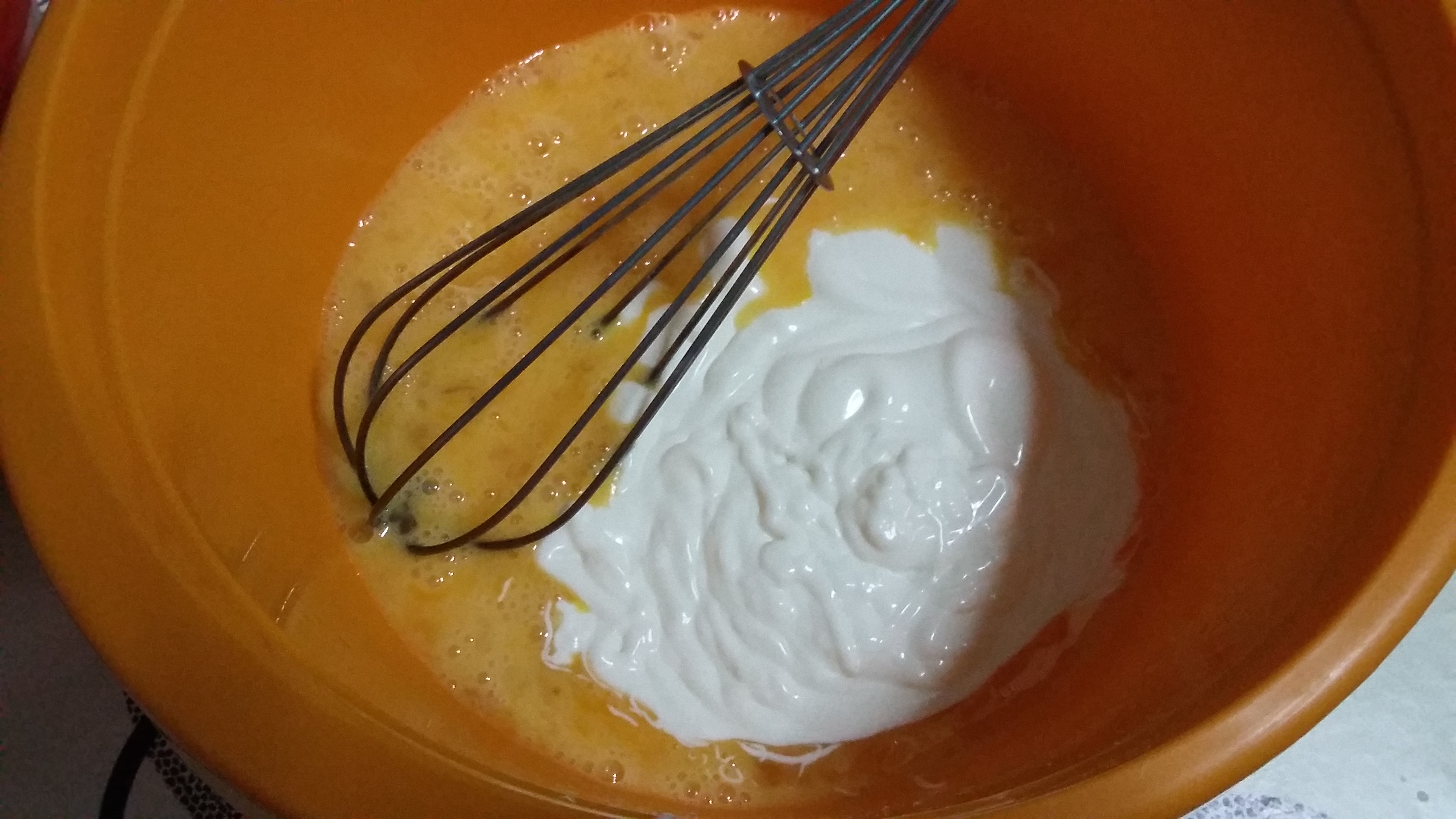 Tort cu crema de vanilie si nuca