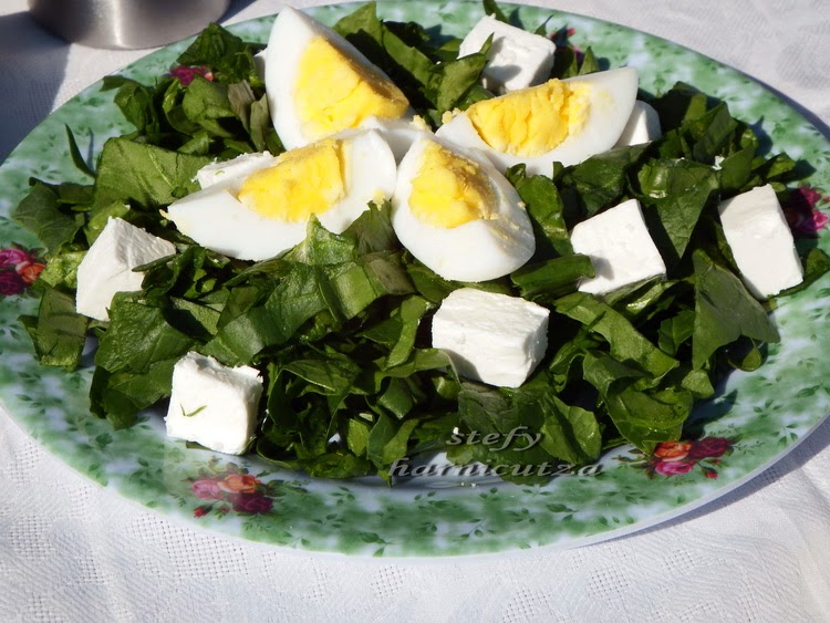 Salata de spanac cu branza de capra si oua