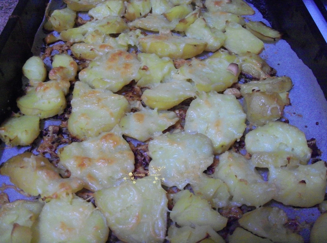 Platou de primavara cu carnati si cartofi copti