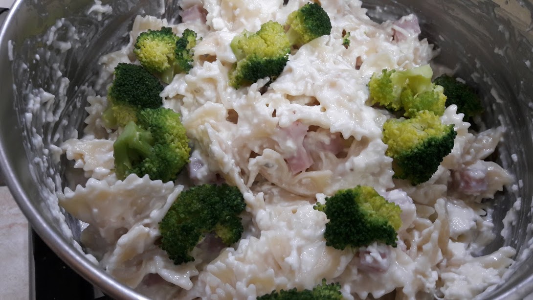 Paste cu sos alb, telemea si broccoli