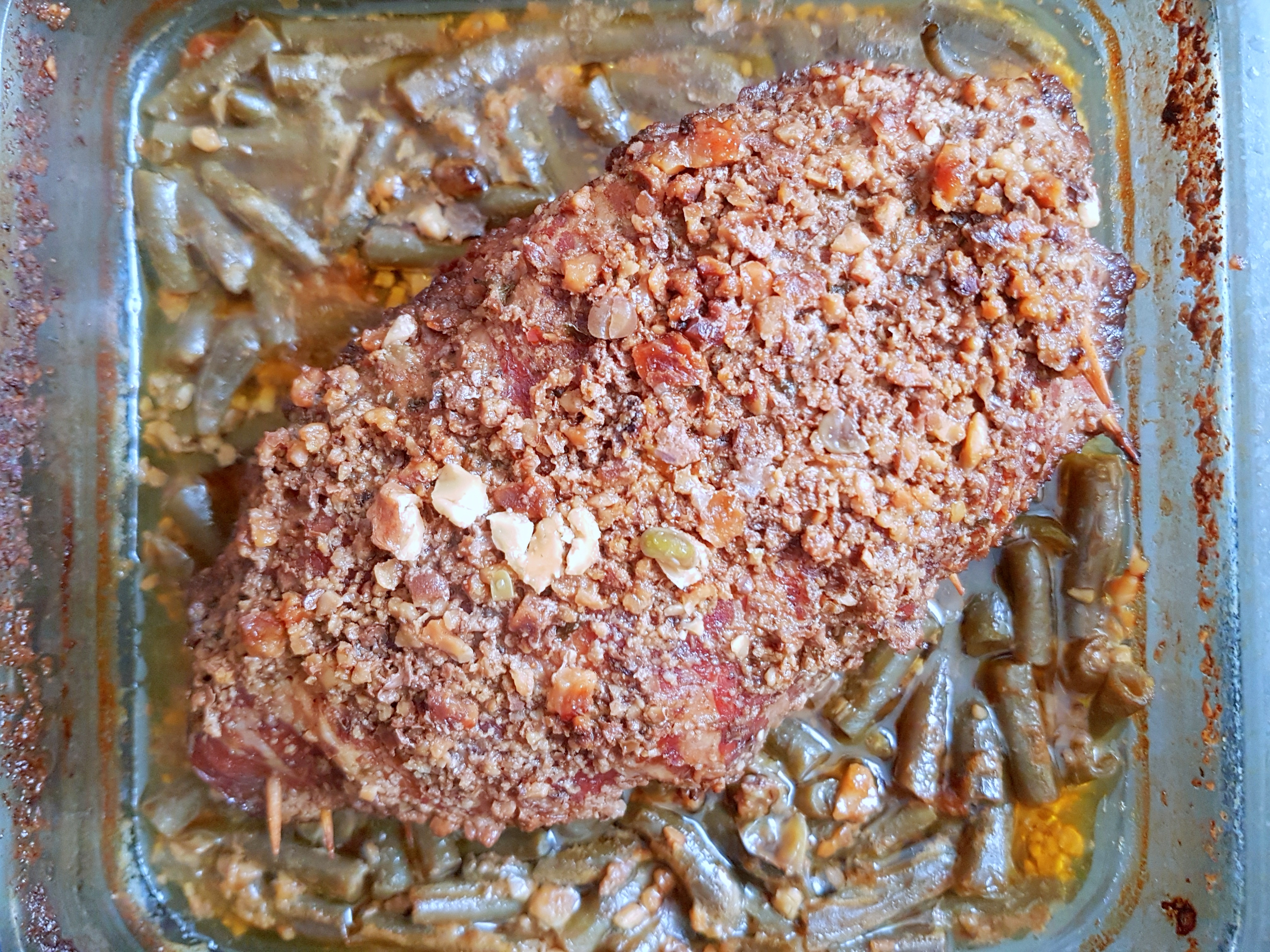Rulada din carne de pui umpluta cu fasole verde, nuci si cascaval invelita in bacon