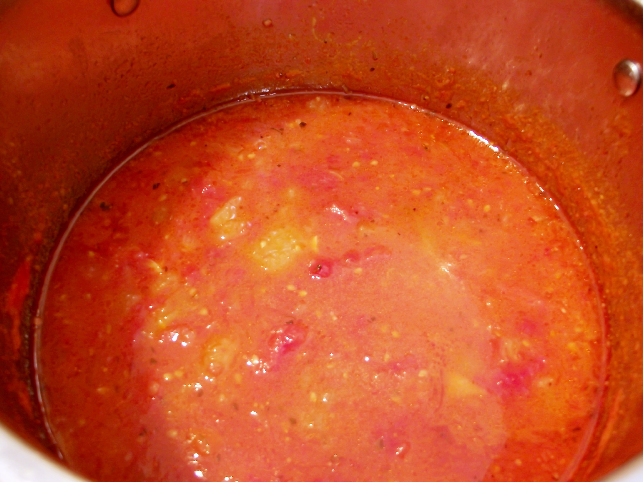 Supa crema de rosii cu dovlecel servita cu rulouri din foietaj