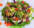 Salata cu ton, rucola, varza rosie si masline-9