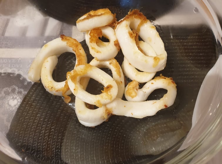Calamari prajiti in ulei de masline cu usturoi