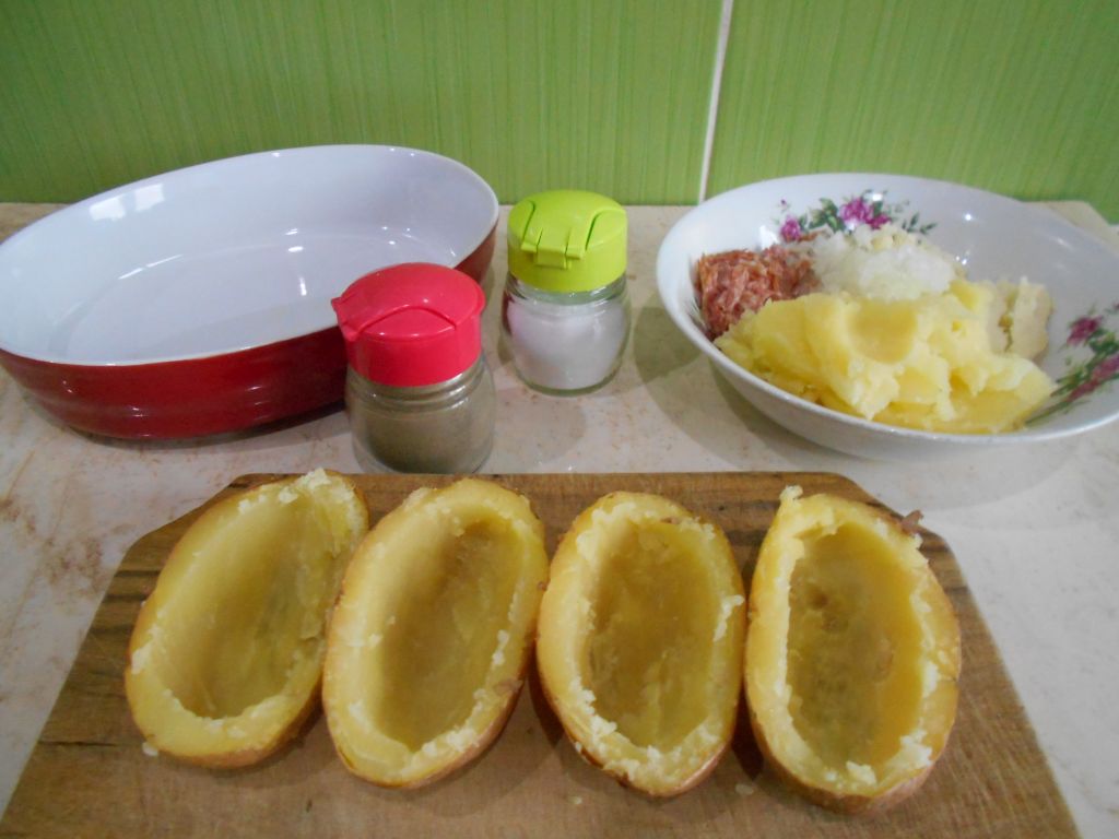Cartofi la cuptor cu salata de varza murata