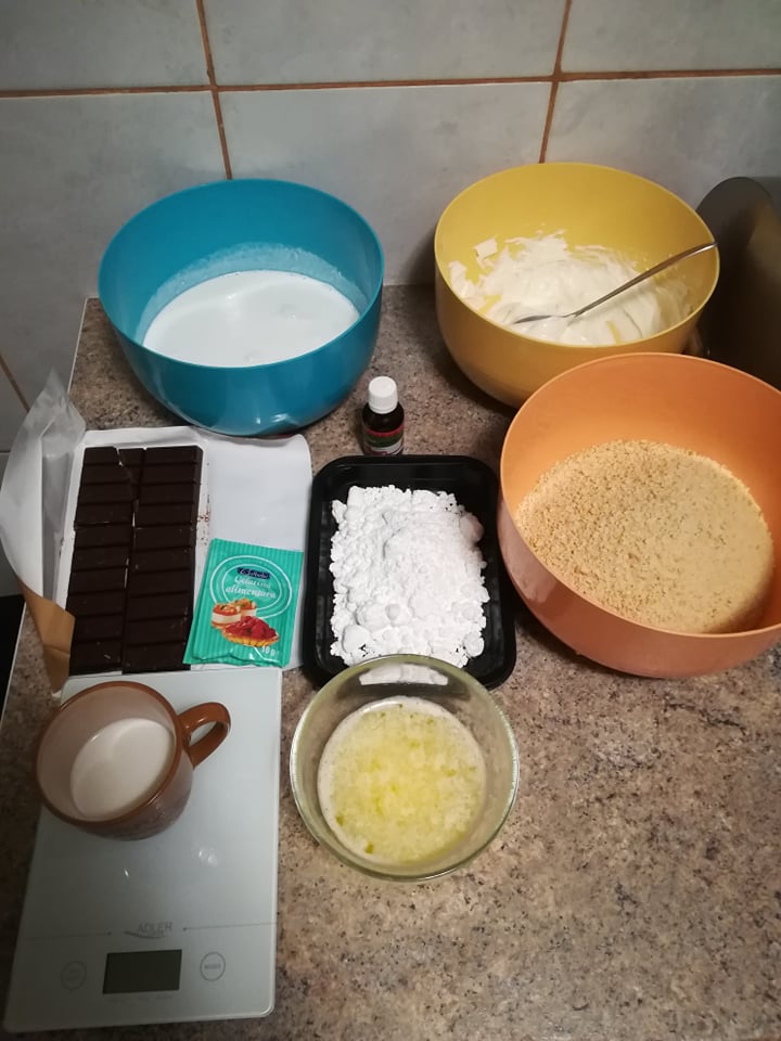 Desert cheesecake, cu ciocolata si fructe de padure