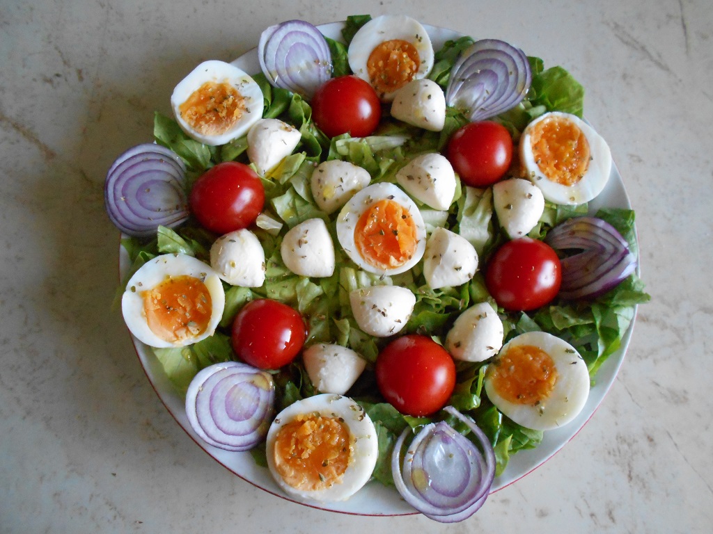 Salata cu mini mozzarella si rosii cherry