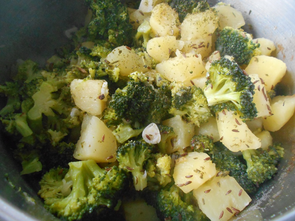 Sote de cartofi si broccoli, cu chimen