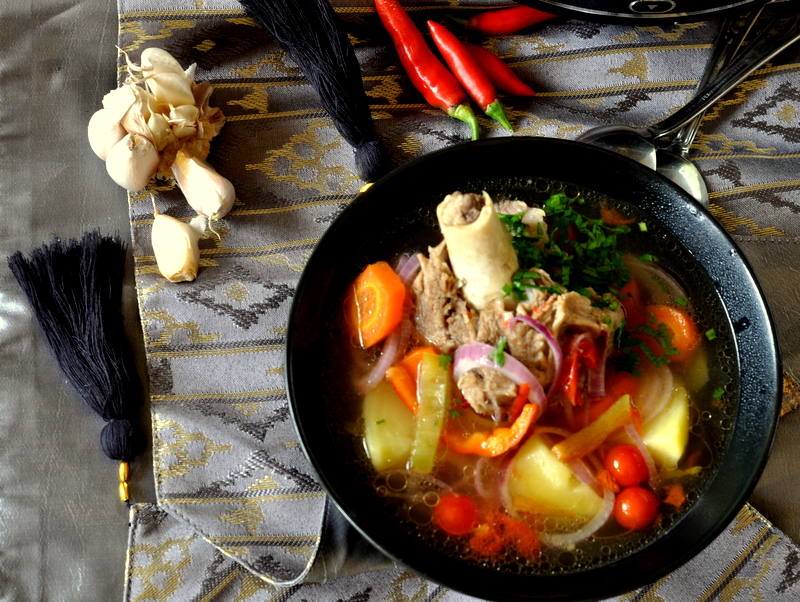 Shurpa – supa uzbeka de berbecut pregatita la slow cooker Crock Pot