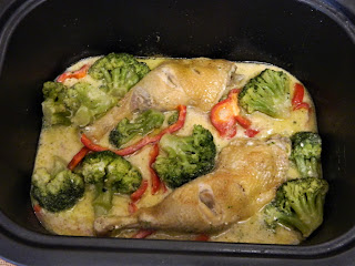 Pulpe de pui cu broccoli si ardei in sos de smantana la multicooker Crock-Pot