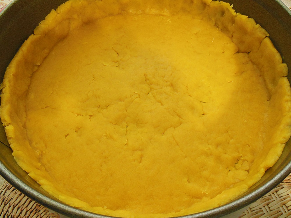 Tort cu visine, iaurt si bezea - Desert elegant si delicios