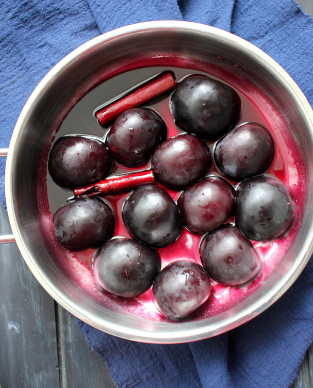 Prune rotunde in sos de vin rosu cu scortisoara - Deliciu aromat si delicios