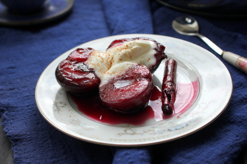 Prune rotunde in sos de vin rosu cu scortisoara - Deliciu aromat si delicios